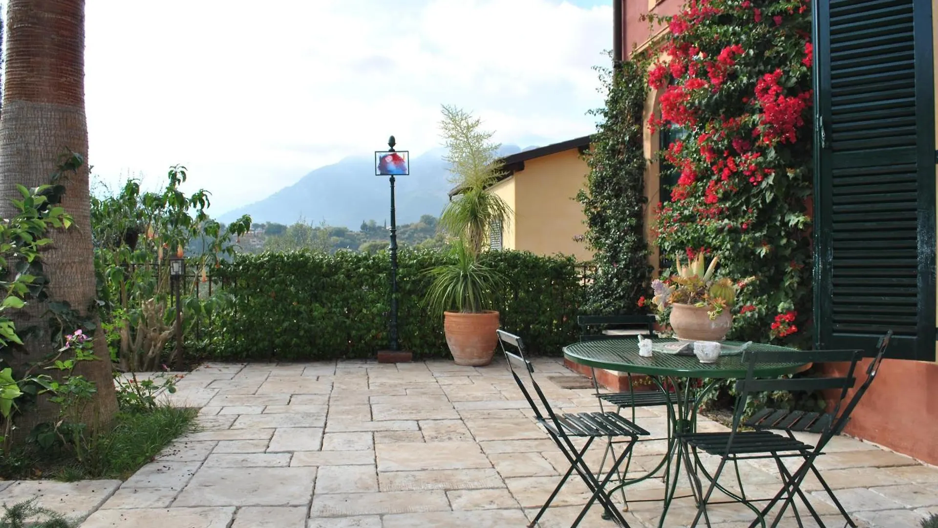 Sous L'Olivier Bed and Breakfast Menton Bed & Breakfast